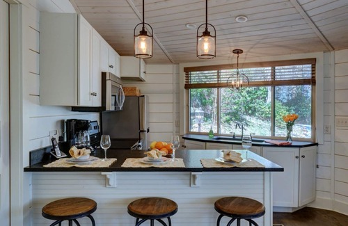 Highlands Cabin | Old Farm Road Cottage | Adorable Cottage Walking Distance to the Ugly Dog Pub & Main Street