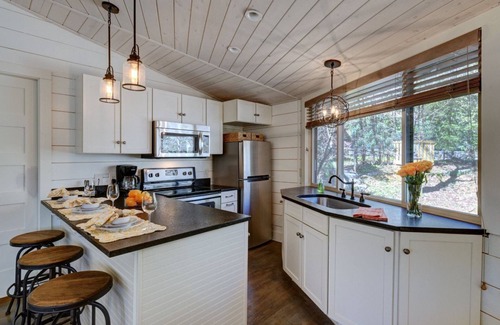Highlands Cabin | Old Farm Road Cottage | Adorable Cottage Walking Distance to the Ugly Dog Pub & Main Street