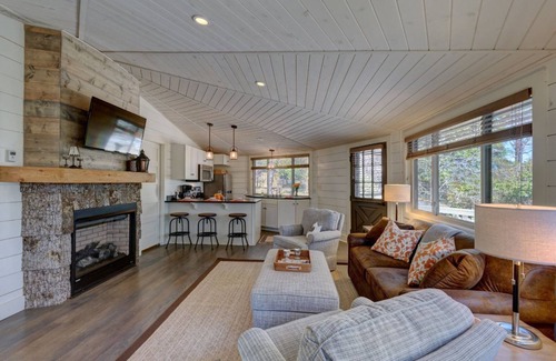 Highlands Cabin | Old Farm Road Cottage | Adorable Cottage Walking Distance to the Ugly Dog Pub & Main Street