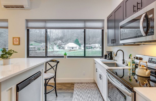 Old Fort House | Old Fort Retreat, Direct Access to Mill Creek