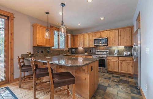 Truckee House | Old Greenwood Townhome 5B - Free Ski Shuttle