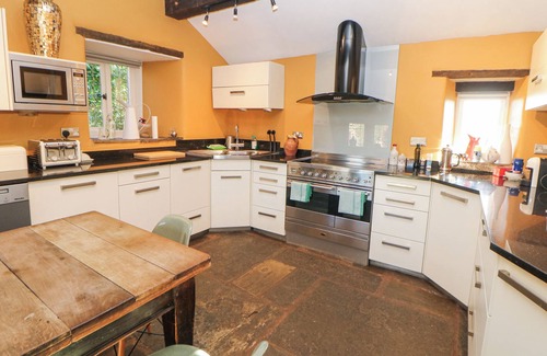 Cutthorpe House | OLD MANOR HOUSE, family friendly, with open fire in Chesterfield