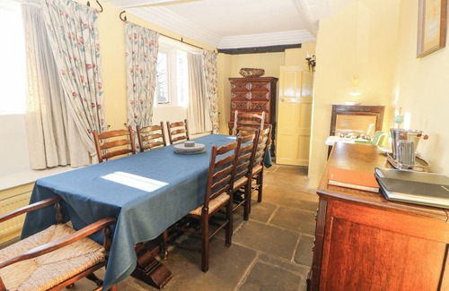 Cutthorpe House | OLD MANOR HOUSE, family friendly, with open fire in Chesterfield