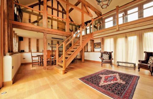 Stowmarket House | Old Oak Barn - Beautiful barn conversion with wonderful Jacuzzi hot tub