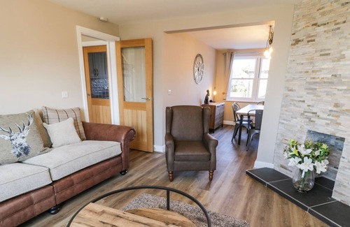 Ravenscar House | OLD PEAK, pet friendly, with hot tub in Cloughton