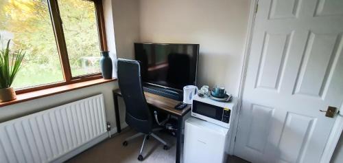 Iver House | Old Slade Cottage - Train to London 30mins, Heathrow 15mins away,Free Parking - En-suit rooms