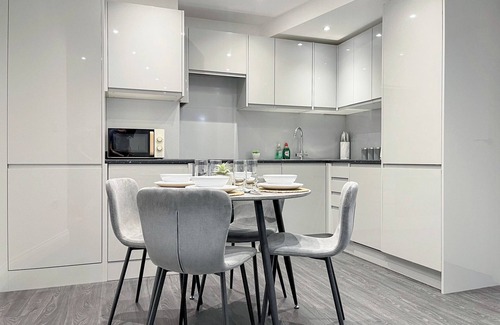 Hoxton House | Old St 1-Bed flat w/Patio near Hoxton, Shoreditch