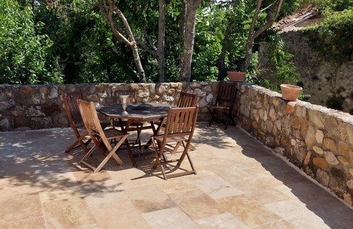 Merindol House | Old stone family home