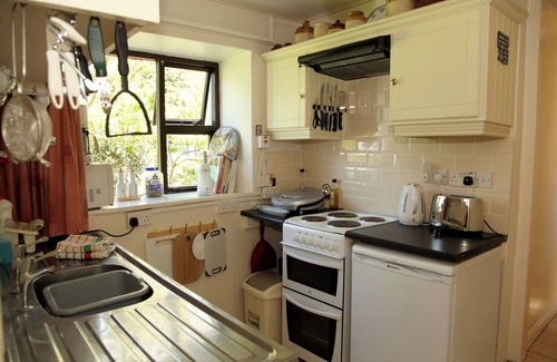 Doon Other | Old Style Traditional Irish Farmhouse with mod - cons, also Wifi included free.