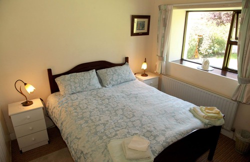 Doon Other | Old Style Traditional Irish Farmhouse with mod - cons, also Wifi included free.
