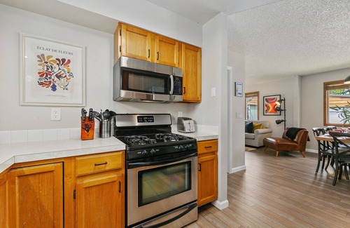 Old Town House | Old Town Basecamp 6 Blocks to Old Town Square