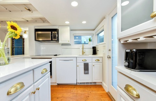 Marblehead Cottage | Old Town Cottage Near Crocker Park and the Marblehead Harbor. Includes Parking!