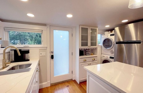 Marblehead Cottage | Old Town Cottage Near Crocker Park and the Marblehead Harbor. Includes Parking!
