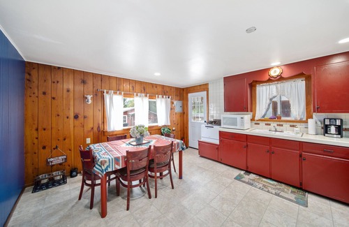 Cottonwood House | Old Town Cottonwood Cowboy Cottage - 5 min walk to Main Street + Dog-Friendly