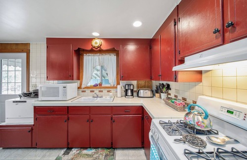 Cottonwood House | Old Town Cottonwood Cowboy Cottage - 5 min walk to Main Street + Dog-Friendly