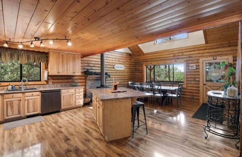 Pine Cabin | Old Tree Cabin in Pine