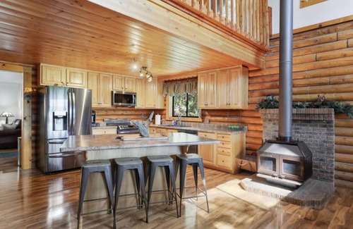 Pine Cabin | Old Tree Cabin in Pine