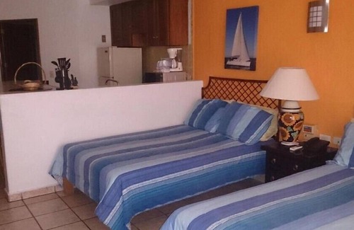 South Hotel Zone Hotel | Old Vallarta Studio with Tennis Court and Garden