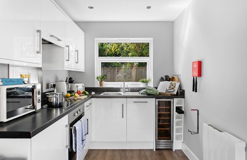 Teignmouth House | Old Walls Vineyard - Pet Friendly Lodge