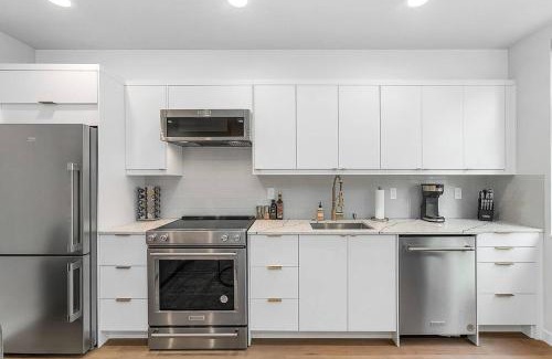 East Queen Anne Apartment | Old-Western Time Travelers Cowboys Sweet Suite