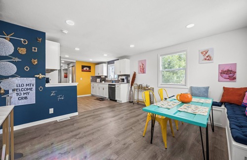 Arvada House | Olde Town Gem: 5 TVs + Hot Tub & Game Yard