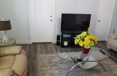 Norfolk House | Older upgraded Cozy Duplex B