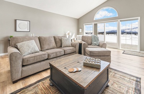 Bonner County House | Oldtown Home w/ Private Yard + Mountain Views