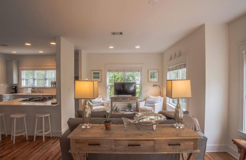 Hammocks of Seagrove House | Olive's Cottage in The Hammocks/2 Pools/Short Walk to Beach/4 Bikes