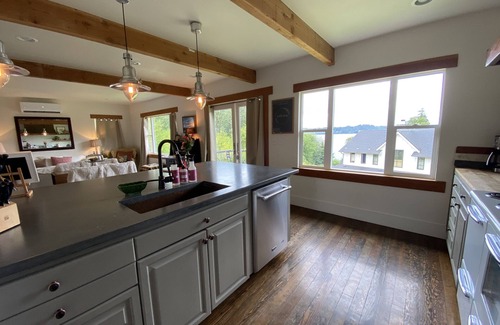 Olympia Cottage | Olympia Waterfront Beach Cottage