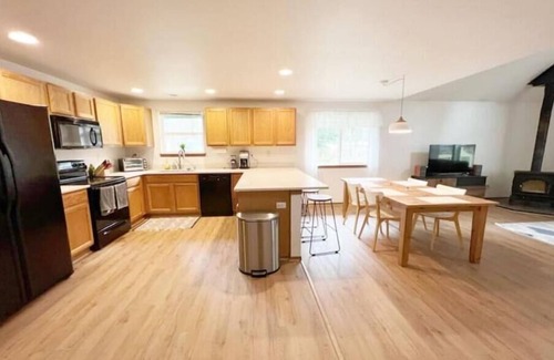Hoodsport House | Olympic Base Camp: Pet friendly & spacious 4 bedroom home w/hot tub