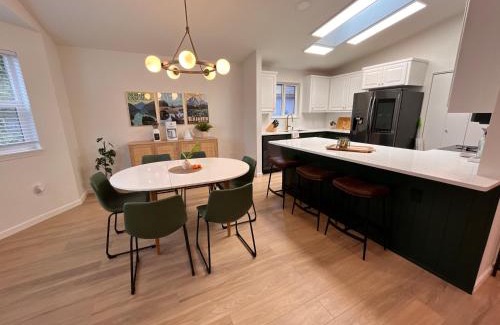 Port Angeles House | Olympic House: 3min from ONP w/Sauna + Rec room