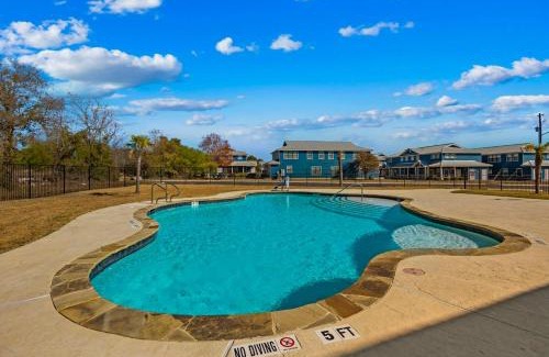 Gruene Apartment | OM A5 River Float Haus on the Gruene