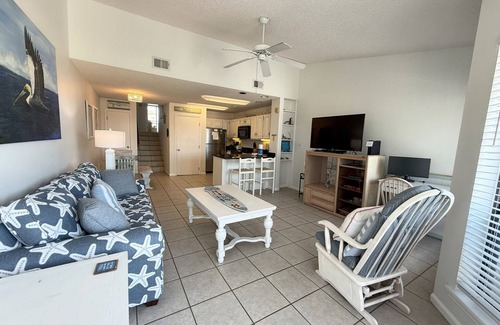 East End House | OM J5 pet friendly community pool beach access