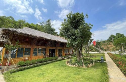Ngoi Tu Hotel | Om Tara Retreat