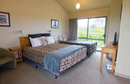 Cape Foulwind Hotel | Omau Settlers Lodge Motel