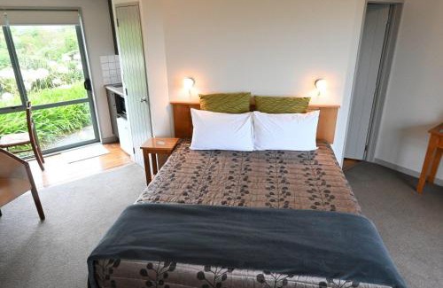 Cape Foulwind Hotel | Omau Settlers Lodge Motel