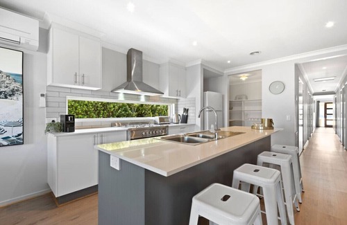 Ocean Grove House | Omega- Family getaway, games room, pets welcome, sleeps 8