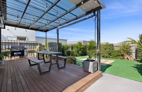 Ocean Grove House | Omega- Family getaway, games room, pets welcome, sleeps 8