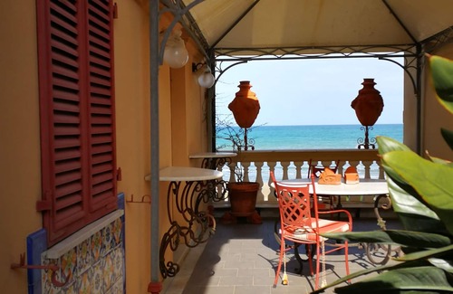 Grottammare Apartment | Omero Beach Home Seafront apartment with tower in Liberty villa