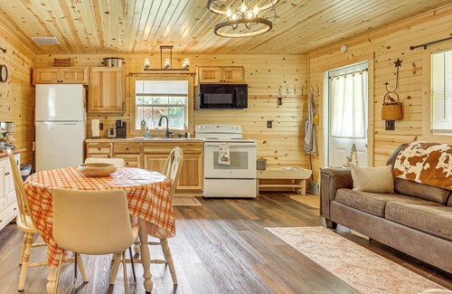 Zanesville Cabin | On 40 Acres: Charming Cabin in Zanesville!