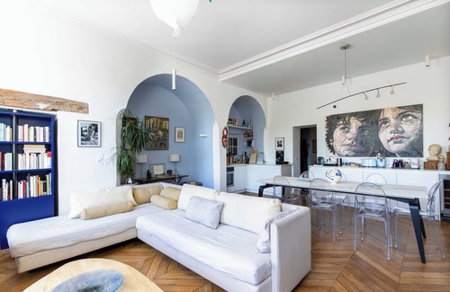 Arsenal Apartment | On a southern quay of the Île Saint Louis. Like a house. Close to Notre-Dame.