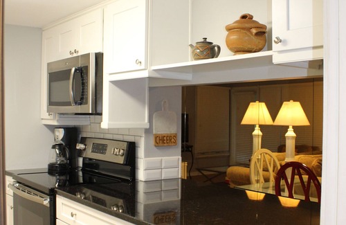 West Beach Condo | On Cougar Point - 3 minute walk to the beach - updated villa