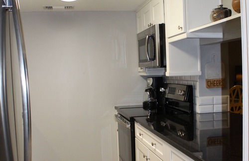 West Beach Condo | On Cougar Point - 3 minute walk to the beach - updated villa