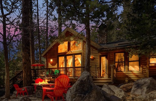 Fern Valley Cabin | ON CREEK beautiful, lush property huge deck gas fire pit town close dogs ok
