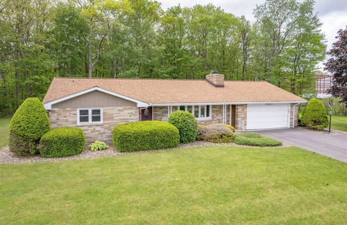 Friendsville House | On Deep Creek Time: Lake Area, Hot Tub, Pool Table, Fireplace!