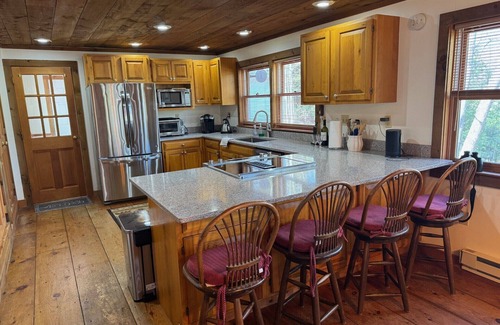 Jackson House | On Ellis River with view of covered bridge. Walk to town!