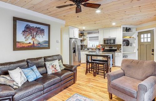 Hendersonville Cottage | On Farm: Charming Hendersonville Retreat!