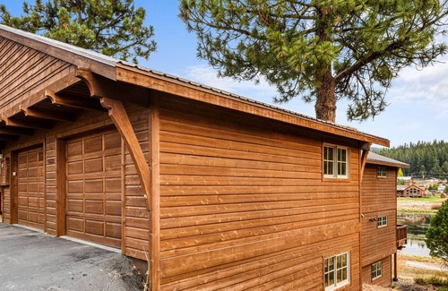 Truckee House | On Glenshire Pond | Pond Views & Only 10 min to Truckee!