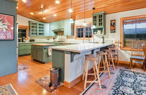 Truckee House | On Glenshire Pond | Pond Views & Only 10 min to Truckee!