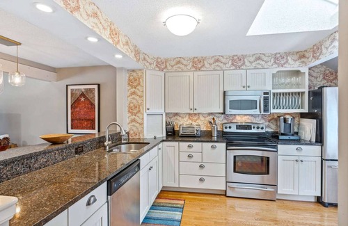 Quechee Condo | On Golf Course, Cozy Condo, Views! | Greensway 1B